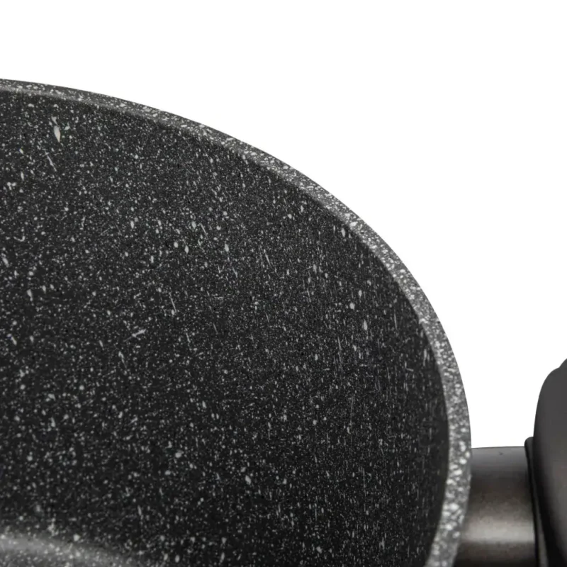 Przygotowywanie potraw w czarnej, granitowej patelni z niepalącym się powłoką non-stick.