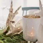 Metalowa rzeźba dłoni w stylu bożonarodzeniowym, dekoracja świąteczna, eleganckie dodatki do domu, bożonarodzeniowy klimat, wysokiej jakości ozdoba loftowa, dekoracja na święta, domowe dekoracje, ozdobne świąteczne akcesoria, domowy Zakątek, świąteczna atmosfera, eleganckie ozdoby Christmas, dekoracje wnętrz na Boże Narodzenie, bożonarodzeniowe akcenty, unikalne ozdoby na święta, minimalistyczne dekoracje świąteczne.
