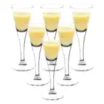 łagodne, kremowe desery w kieliszkach na eleganckim tle na stronie Domowy Zakątek, idealne na różne okazje, przysmaki z wykorzystaniem domowych składników i naturalnych aromatów dla smakoszy, inspiracje kulinarne.