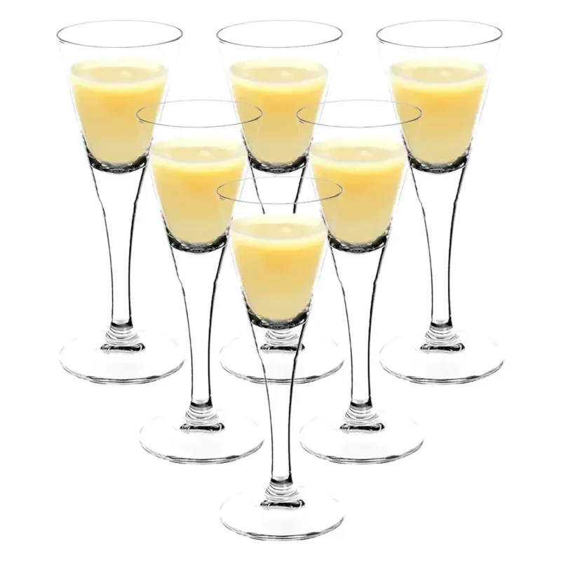 łagodne, kremowe desery w kieliszkach na eleganckim tle na stronie Domowy Zakątek, idealne na różne okazje, przysmaki z wykorzystaniem domowych składników i naturalnych aromatów dla smakoszy, inspiracje kulinarne.