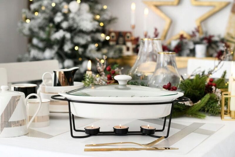 Atrakcyjny prezent na święta, zestaw do podgrzewania potraw, elegancka zastawa stołowa na Boże Narodzenie, dekoracje świąteczne, zimowe trendy w domu i kuchni, Domowy Zakątek, luksusowe akcesoria do kuchni, motyw świąteczny, aranżacja świątecznego stołu, białe naczynia z złotymi akcentami, dekoracje bożonarodzeniowe, świąteczne inspiracje kuchenne, eleganckie dodatki do domu, bożonarodzeniowa dekoracja stołu, nowoczesny design kuchni, stylowa zastawa na święta, artykuły domowe do świątecznej aranżacji, funkcjonalne naczynia ceramiczne, świąteczna atmosfera w domu, domowe ciepło i elegancja, zestaw zastawy świątecznej aury.