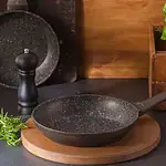 Nowa patelnia z powłoką non-stick na drewnianej podstawce, idealna do domowego gotowania i smażenia, nowoczesny design i funkcjonalność, idealna do kuchni w stylu domowym zakątku.