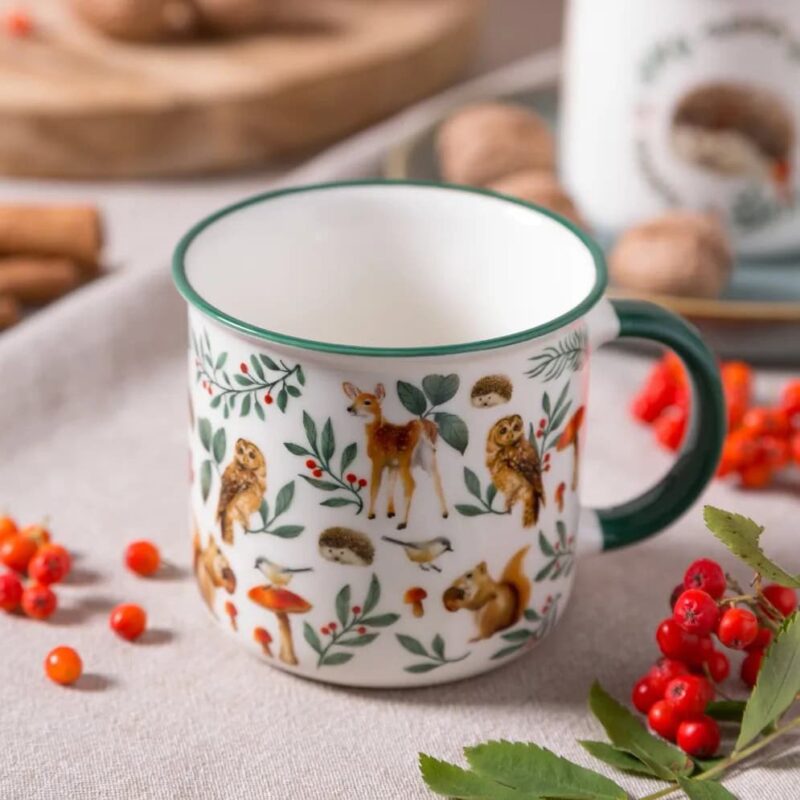 Kolorowa ceramiczna filiżanka z leśnymi zwierzątkami, idealna do codziennego użytku, dekoracyjny dodatek do domu, marki Domowy Zakątek.