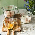 Domowy zakątek, mleko, kuchnia, naturalne składniki, przytulny klimat, zielone płytki, ceramika, rozmaryn, aromatyczne zioła, parzenie mleka, zdrowe gotowanie, ekologia w kuchni, styl skandynawski, rustykalny wystrój, farmazwanyk, wnętrza kuchenne, zdjęcie z przyborami kuchennymi, rękodzieło, domowe przepisy, artykuły kuchenne, fotorelacja z kuchni, naturalne produkty, styl boho.