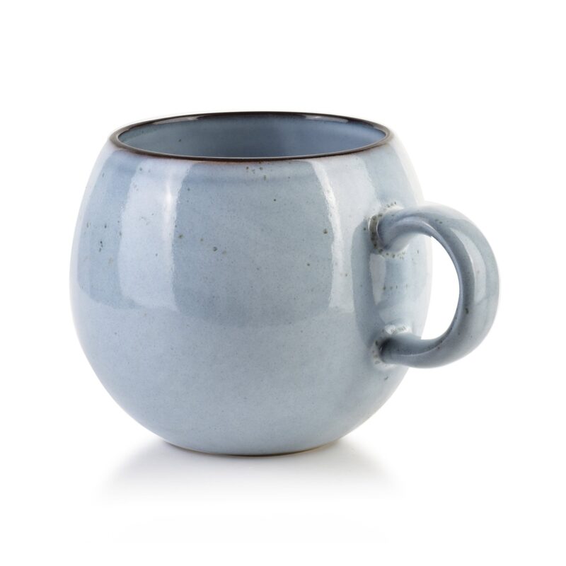 Ceramiczny kubek w pastelowym odcieniu niebieskiego, idealny do kawy lub herbaty, w stylu vintage.