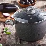 Garnk na kuchenkę z pokrywką, czarna misa do gotowania, kuchnia domowa, naczynie ceramiczne, kuchnia rustykalna, domowy wystrój, akcesoria kuchenne, gotowanie świeżych warzyw, rustykalne wnętrze, sprzęt kuchenny, zupy i sosy, kuchnia polska, nowoczesne naczynia, meble drewniane, styl wiejski, zdrowe gotowanie, lazarki kuchenne, kulinarne inspiracje, domowe przepisy, naturalne produkty, kulinarna pasja, przyjazne dla środowiska, estetyka kuchni, kuchenne akcesoria premium.
