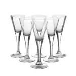 Delikatne kieliszki do szampana na eleganckim tle, idealne na uroczystości i celebracje.