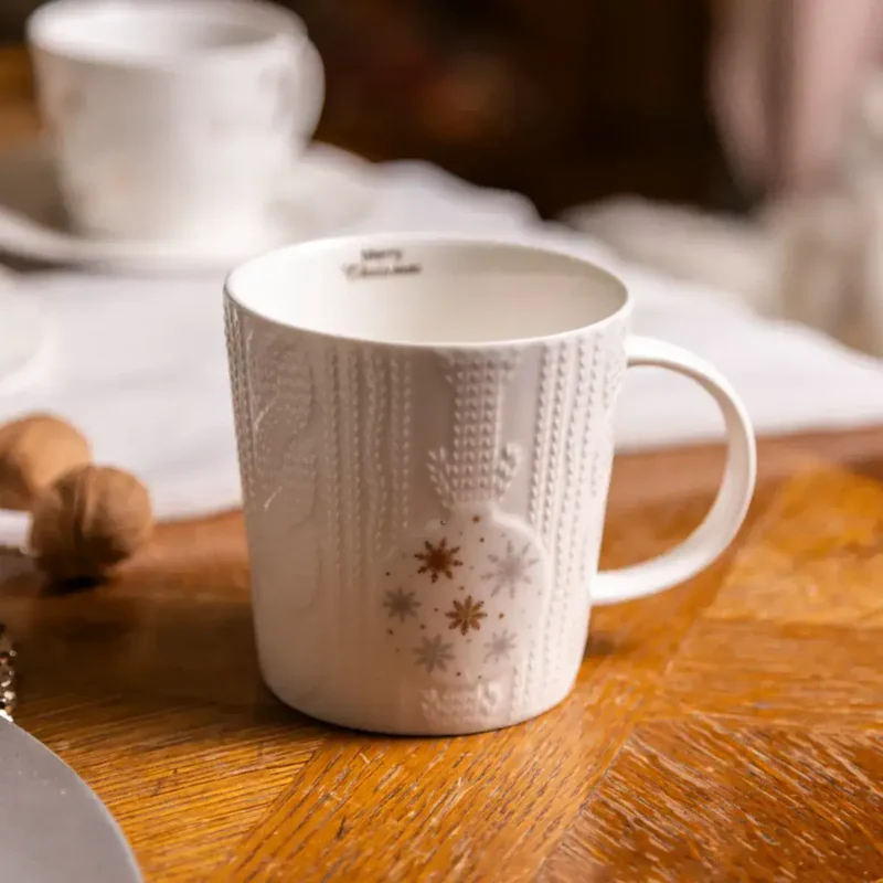 Delikatna ceramiczna filiżanka z zimowym motywem śnieżynek, idealna na poranną kawę czy herbatę, idealna do domowego zacisza, elegancko zdobiona i praktyczna.