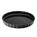 Okrągła forma do tart, czarna, żłobiona, z perforacją, idealna do pieczenia ciast i tart w domu.