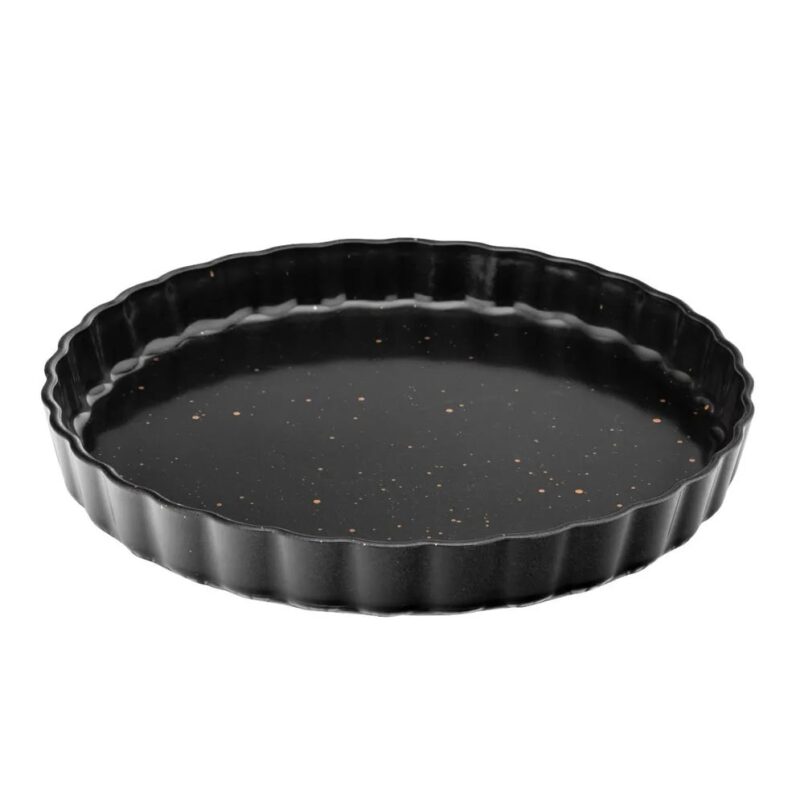 Okrągła forma do tart, czarna, żłobiona, z perforacją, idealna do pieczenia ciast i tart w domu.