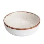 Niezwykła biała miska ceramiczna z brązową obwódką, idealna do podawania potraw w domu i na rodzinnych spotkaniach.