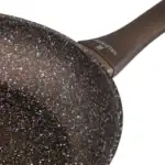 Stylowa patelnia kuchenne z powłoką non-stick, idealna do smażenia i gotowania w domu, wytrzymała i łatwa do czyszczenia, dostępna w sklepie Domowy Zakątek.