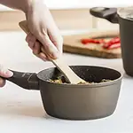 Łyżka drewniana do mieszania potraw w garnku na indukcji, nowoczesny i praktyczny sprzęt kuchenny, idealny do gotowania w domu.
