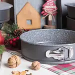 Metalowa forma do pieczenia ciast, idealna do domowego wypieku, na święta i na co dzień, z antyadhezyjną powłoką.