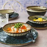 Ceramiczne naczynia i talerze do serwowania na stół, ręcznie wykonane zastawy stołowe Domowy Zakątek, eleganckie i unikalne ceramika do codziennego użytku, idealne na rodzinne posiłki i wyjątkowe okazje, polska rękodzieło ceramiczne.