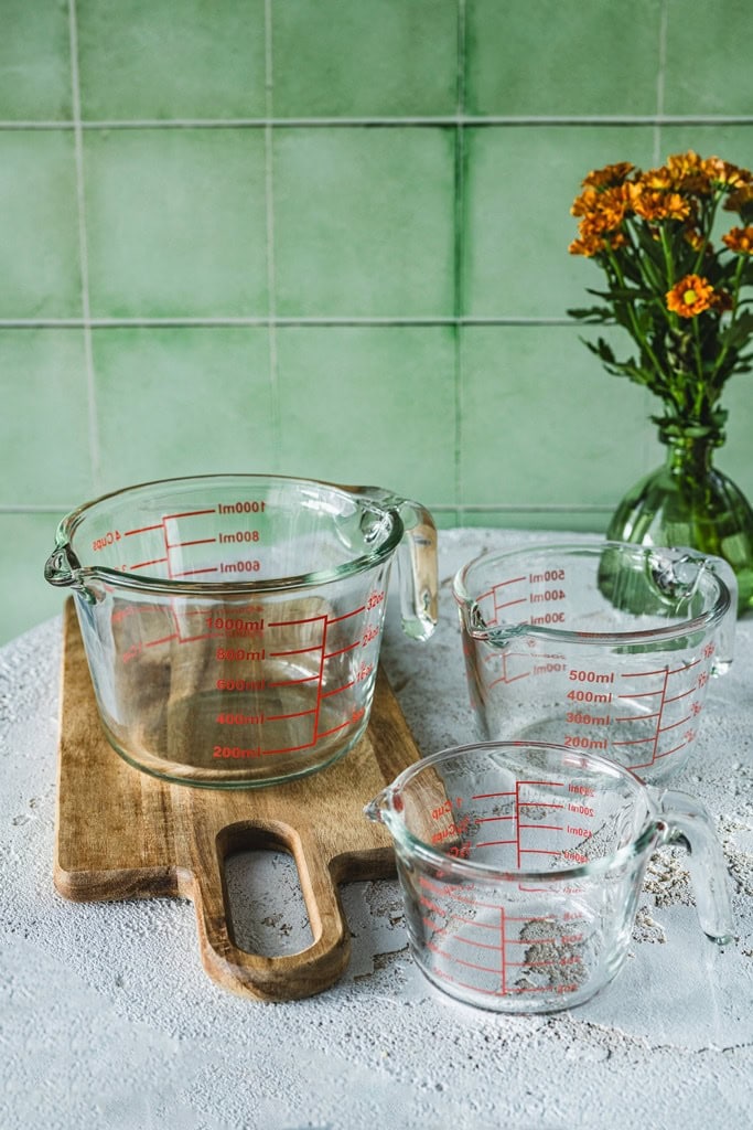 Butelki miarowe do kuchni i pieczenia, szkło bezpieczne, praktyczne akcesoria kuchenne, przezroczyste kubki z miarkami, funkcjonalne naczynia żaroodporne, zestaw do odmierzania składników, idealne do gotowania i pieczenia, domowe akcesoria kuchenne, wysokiej jakości szkło, wyposażenie kuchni, Domowy Zakątek.