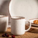 Ceramiczne kubki w stylu rustykalnym do kawy i herbaty, idealne na codzienne chwile relaksu, z delikatnym krojem i ozdobnymi brzegami, podkreślające naturalny i domowy charakter.