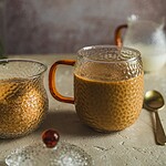 Naturalne krople olejku eterycznego do aromaterapii używane do relaksu i zdrowia w domu.