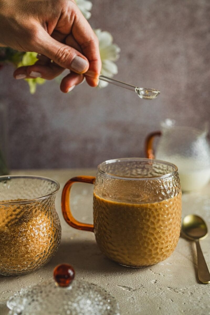 Naturalne krople olejku eterycznego do aromaterapii używane do relaksu i zdrowia w domu.