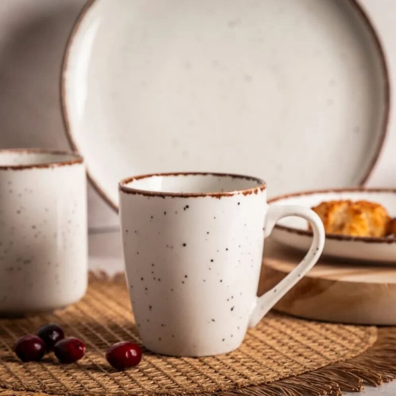 Delikatne garnki ceramiczne z czarnymi plamkami, idealne do codziennego użytku w domowym zakątku.