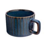 Ceramiczny kubek w ciemnoniebieskim kolorze z żłobieniami, ręcznie wykonany, idealny do kawy i herbaty.