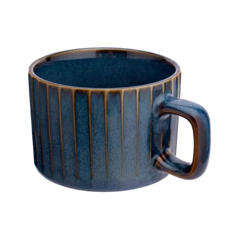 Ceramiczny kubek w ciemnoniebieskim kolorze z żłobieniami, ręcznie wykonany, idealny do kawy i herbaty.