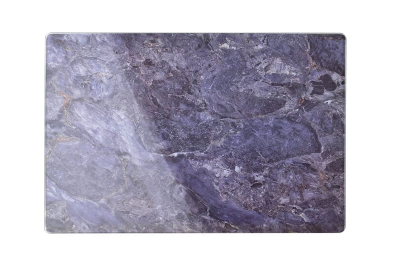 Wygląd naturalnego marmuru w odcieniach szarości i fioletu, idealny do aranżacji wnętrz, dla miłośników eleganckiego designu i wysokiej jakości materiałów do domu.
