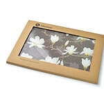 Magnesowe drzewo kwitnące magnolia na desce do krojenia w eleganckim opakowaniu.