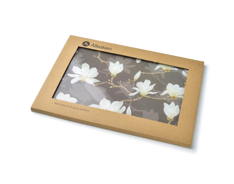 Magnesowe drzewo kwitnące magnolia na desce do krojenia w eleganckim opakowaniu.