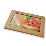 Truskawki w drewnianej miseczce na naturalnym tle, produkt do krojenia, ozdobne akcesoria kuchenne, domowy zakątek, idealne do zdjęć kulinarnych i aranżacji wnętrz kuchennych.