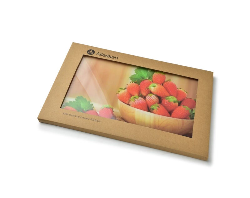 Truskawki w drewnianej miseczce na naturalnym tle, produkt do krojenia, ozdobne akcesoria kuchenne, domowy zakątek, idealne do zdjęć kulinarnych i aranżacji wnętrz kuchennych.