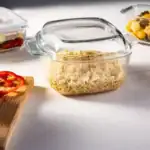 Kolorowe naczynie do przechowywania makaronu, szkło, hermetyczne, domowy sposób na przechowywanie produktów spożywczych.