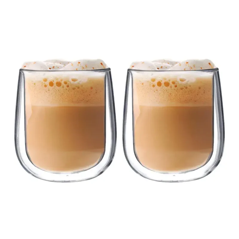 Pełne szklanki kawy z pianką, dwa napoje na białym tle, gorąca kawa latte w eleganckich szklankach.