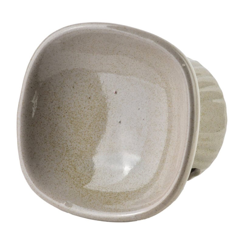 Ceramiczna miska do podawania jedzenia, naturalny kolor, ekologiczny akcesorium domowe, element zastawy stołowej, misa na karmę dla zwierząt, produkt handmade, dekoracyjny element wystroju wnętrz.
