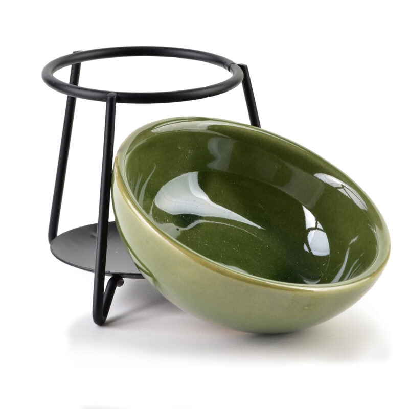 Elegancka zielona miska ceramiczna na przekąski z nowoczesną metalową podstawą, idealna do domowego zacisznego wnętrza, podkreśla aromat i smak potraw.