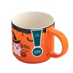 Kolorowa Halloweenowa kubek z duszkiem i czarownicą, idealny na sezon jesienny i Halloween, wysokiej jakości ceramiczny produkt Domowy Zakątek.