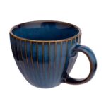 Nowa ceramiczna filiżanka z głębokim niebieskim glaze'm i złotymi akcentami, idealna do codziennego użytku i kawy, doskonała do dekoracji domowego zakątka.