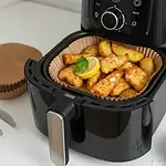 Smażone filety rybne z ziemniakami w frytowni na tle kuchni, dekoracja z cytryną i świeżym bazylioem, zdrowa i smaczna potrawa domowa.