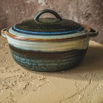 Wyjątkowa ceramiczna brytfanna z pokrywką, ręcznie wykonaną, w naturalnych odcieniach brązu i niebieskiego, idealna do pieczenia i serwowania potraw, stylowa dekoracja domu kuchni.