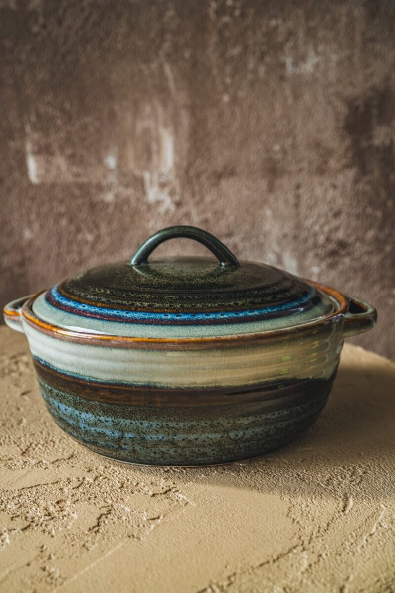 Wyjątkowa ceramiczna brytfanna z pokrywką, ręcznie wykonaną, w naturalnych odcieniach brązu i niebieskiego, idealna do pieczenia i serwowania potraw, stylowa dekoracja domu kuchni.