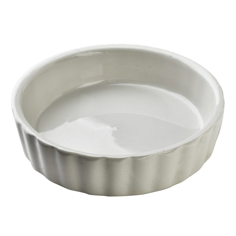 Biała forma ceramiczna do zapiekania na ciasto lub deser.