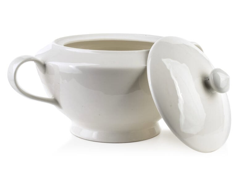 Ceramiczna cukiernica z pokrywką, biała elegancka zastawa stołowa, idealna do kawy i herbaty, domowe akcesoria kuchenne, produkt Domowy Zakątek.