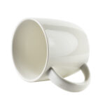 Pusta biała ceramiczna filiżanka leżąca na boku, idealna do kawy lub herbaty, elegancki i minimalistyczny design, domowe akcesoria kuchenne, Domowy Zakątek.