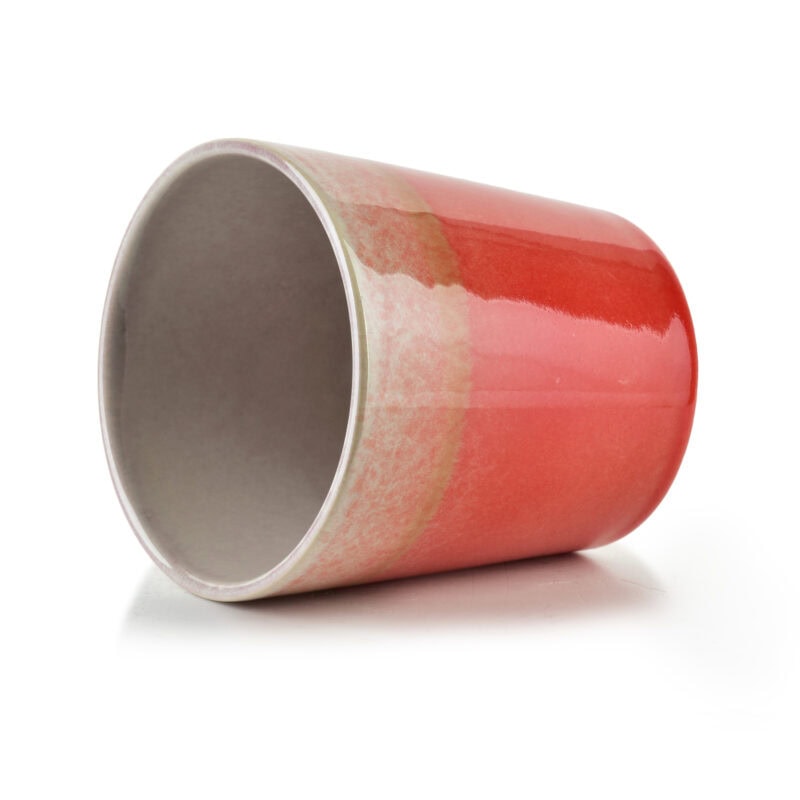 Pomarańczowy kubek ceramiczny na dzienny relaks, idealny na kawę lub herbatę do domu, stworzy przytulną atmosferę w domowym zakątku.