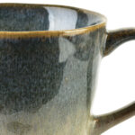 Ceramiczny kubek w stylu rustykalnym z naturalnym, brązowym wykończeniem i unikalnym glaze’iem, idealny do domu lub jako prezent.