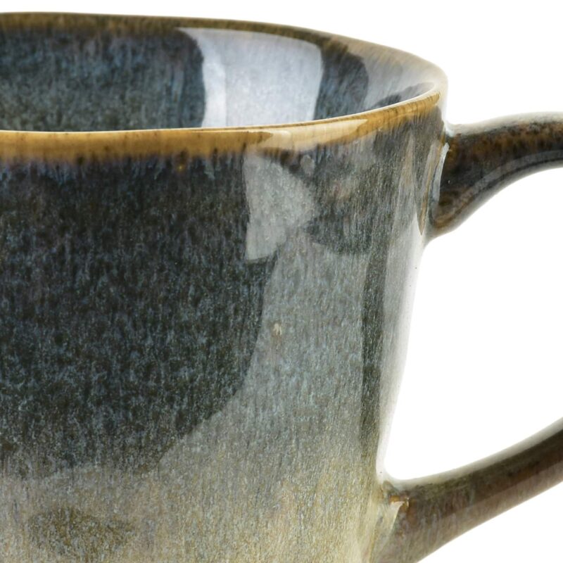 Ceramiczny kubek w stylu rustykalnym z naturalnym, brązowym wykończeniem i unikalnym glaze’iem, idealny do domu lub jako prezent.