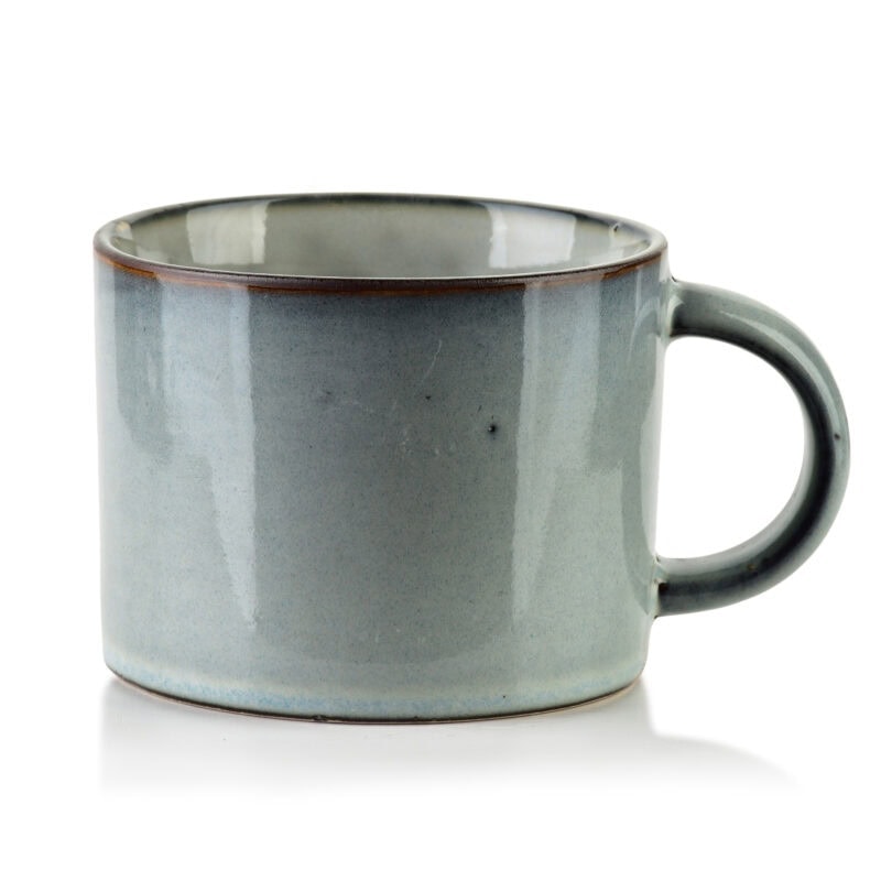 Naczynie ceramiczne do kawy lub herbaty w stylu rustic, przepiękny kubek na codzienne napoje w domowym zakątku, idealny do relaksu i chwili spokoju, naturalne wykończenie i tradycyjny design.