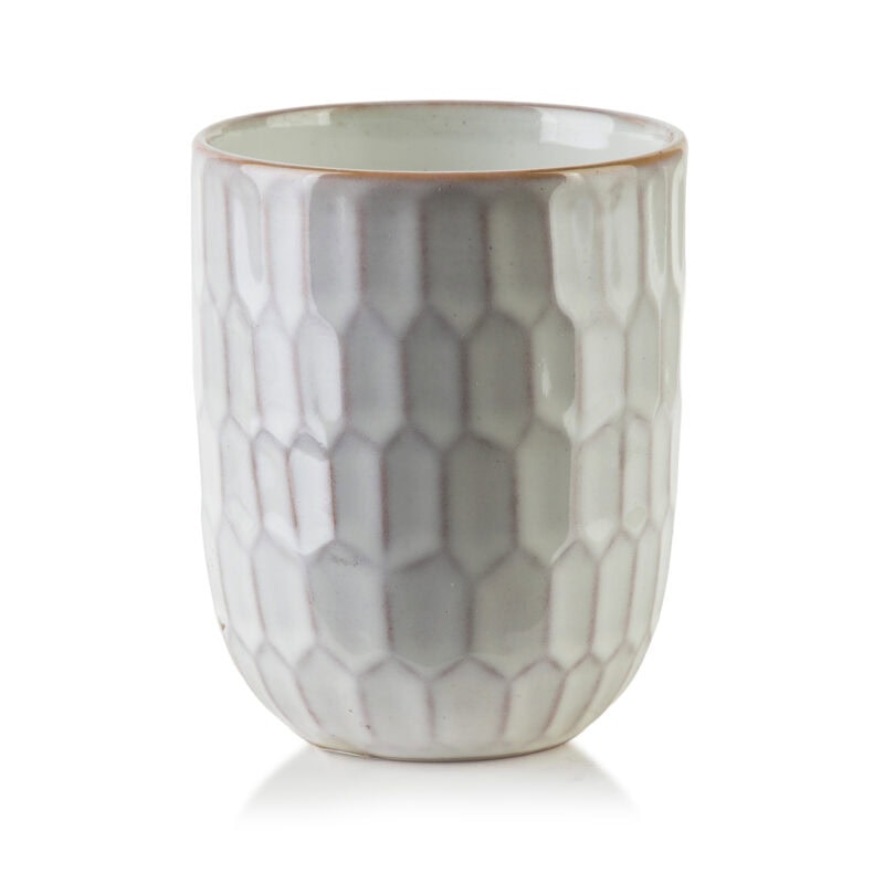 Ceramiczny kubek z geometrycznym wzorem w kolorze bieli i szarości, idealny na kawę lub herbatę, dekoracyjny element domowego wnętrza.