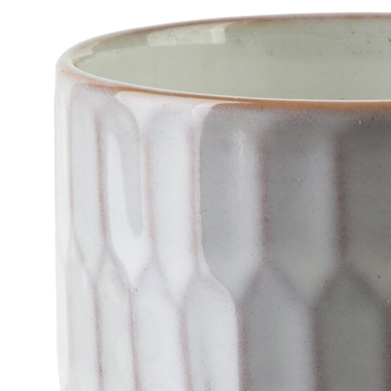 Ceramiczny kubek w stylu minimalistycznym z delikatnym zdobieniem, idealny do kawy lub herbaty, ręcznie wykonany, w neutralnych odcieniach beżu i szarości.