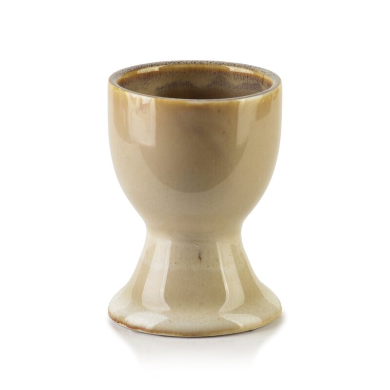 Przedmiot ceramiczny, kubek na jajko z gliny, ręcznie robiony, minimalistyczny design, naturalne odcienie beżu, idealny do śniadania, stylowy element kuchni.